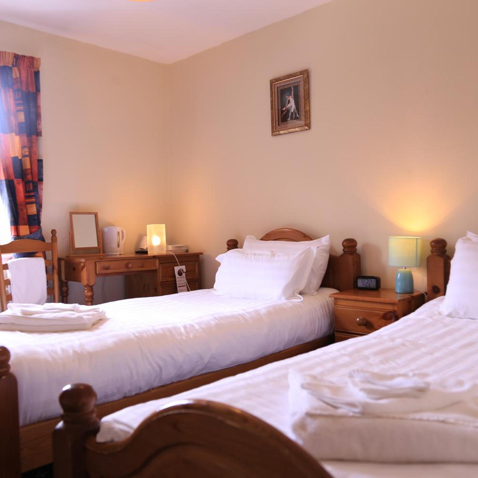 ROOM, TWIN BEDS