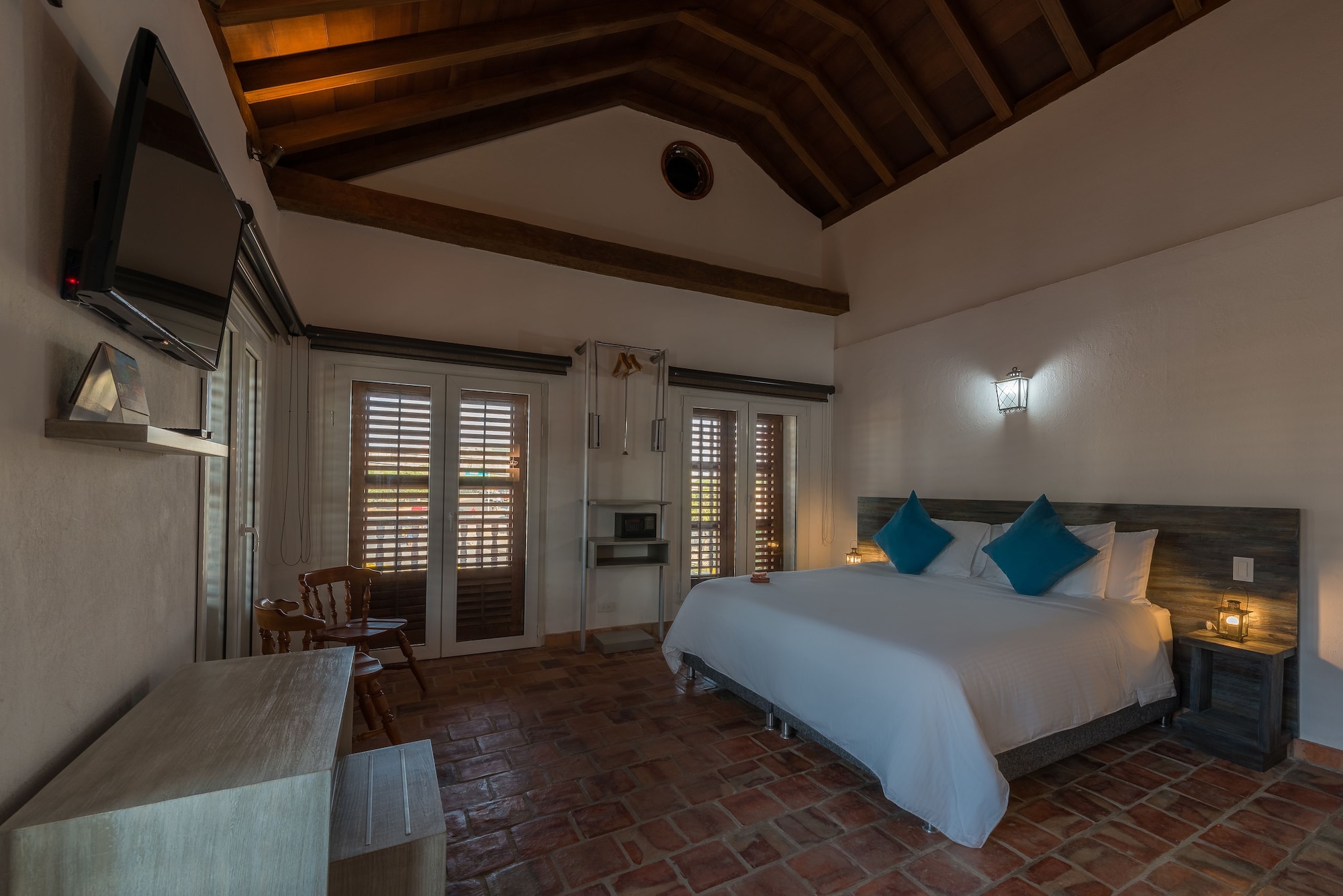 SUITE, KING BED