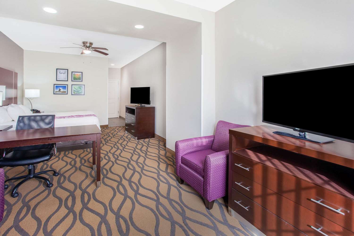 La Quinta Inn Suites Luling 16/23