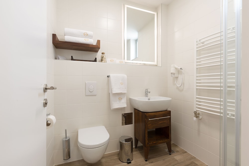 HOTEL TESLA SMART STAY 41/43