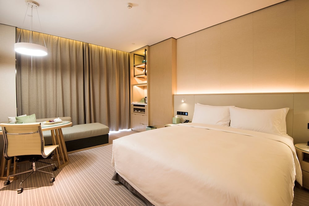 Foshan Virtuous World Hotel 8/26
