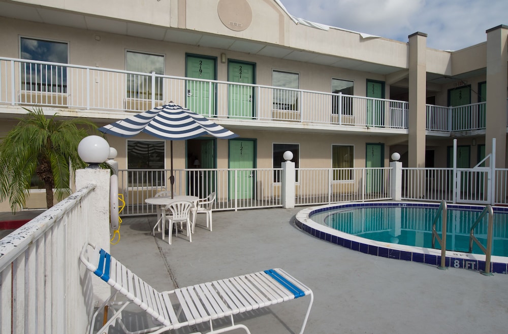 Budget Inn Cocoa 2/45