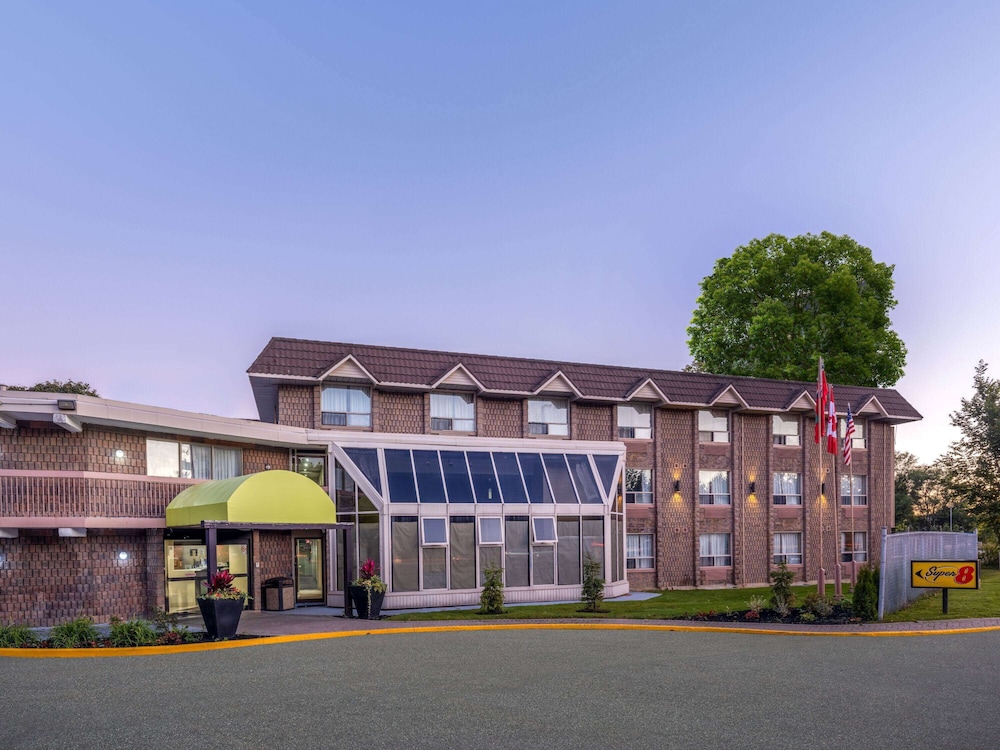 Super 8 by Wyndham Toronto East ON 43/50