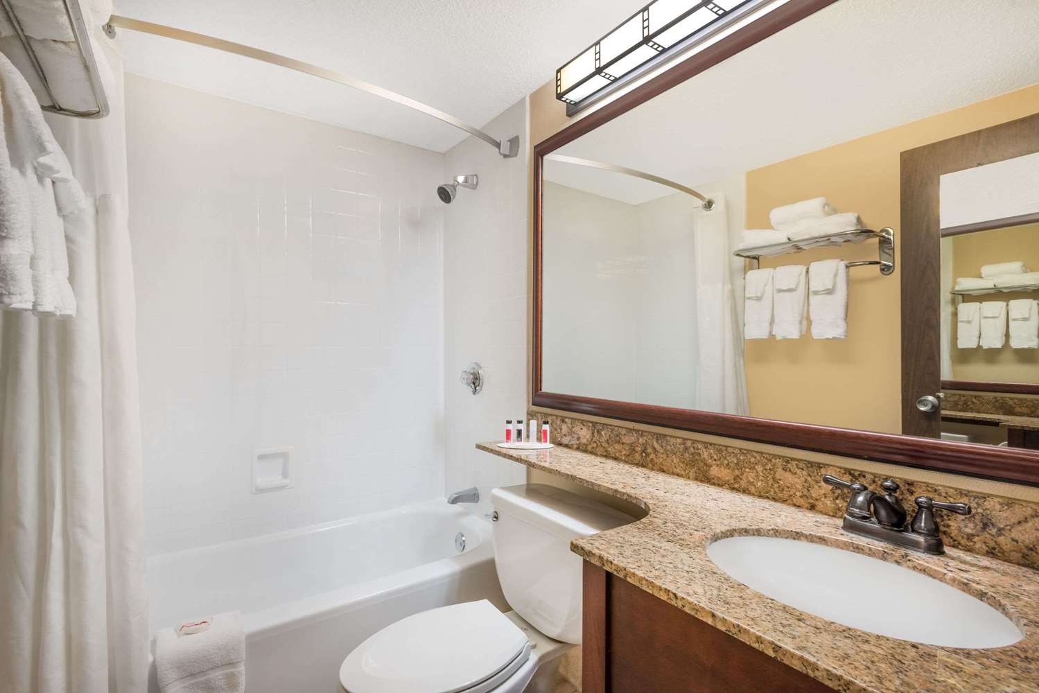 Ramada Plaza by Wyndham Portland 34/35