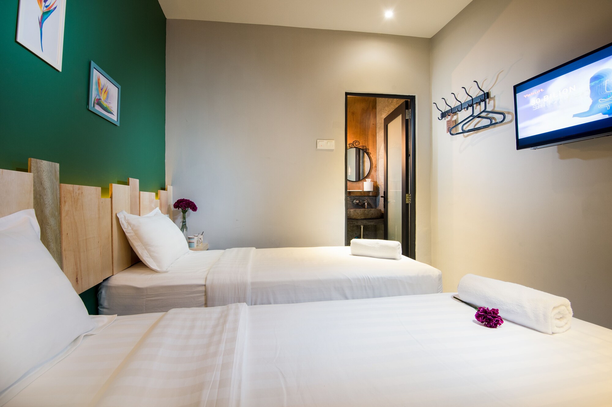 ROOM, TWIN BEDS, NO WINDOW