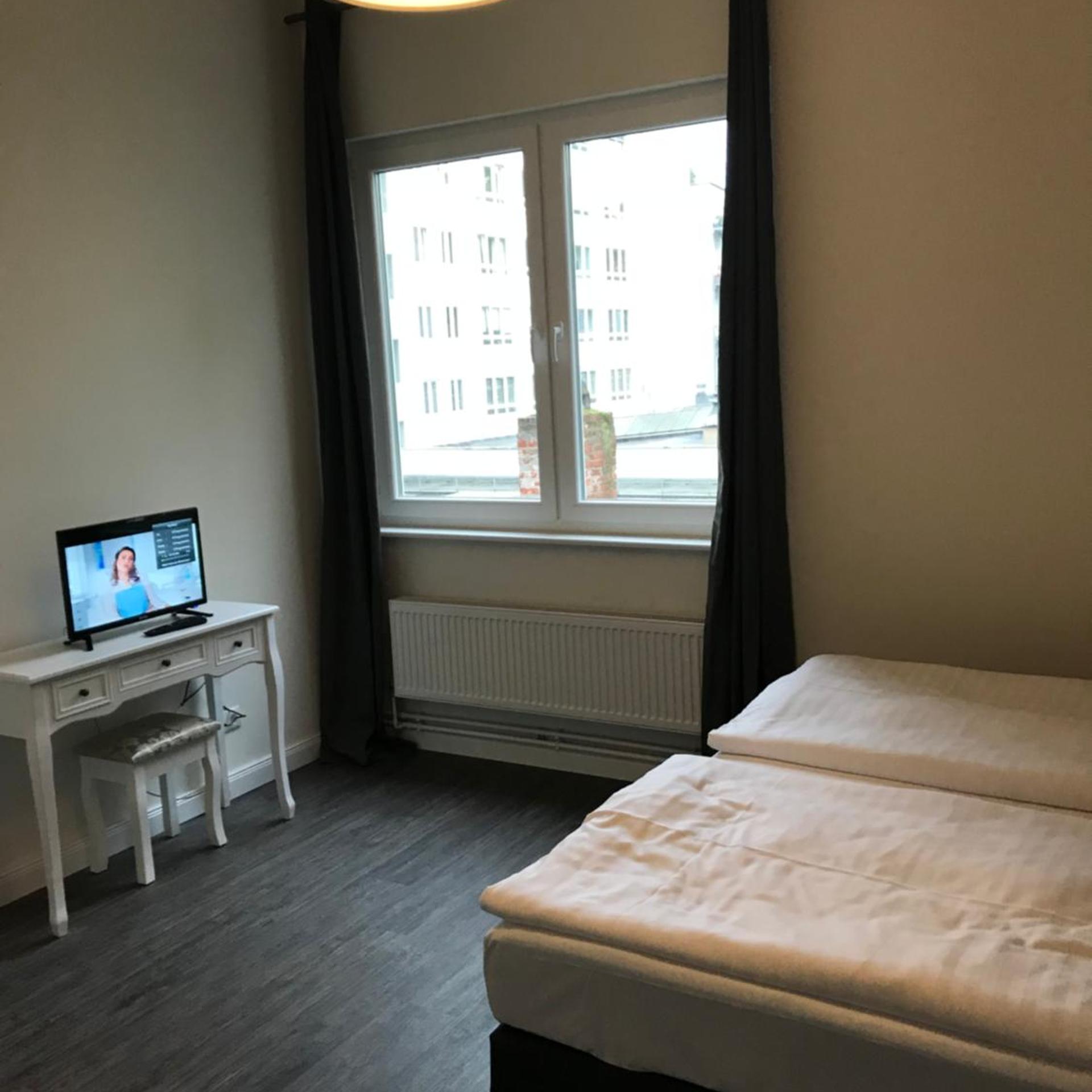 Room, King Bed, Private Bathroom, Hotel Fame Am Hauptbahnhof 2/7