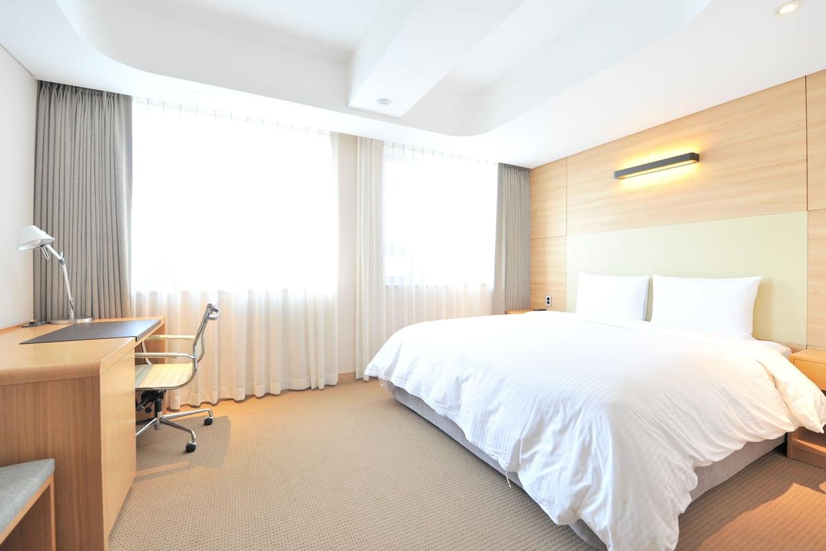 Studio, Double Bed, Partial Side View