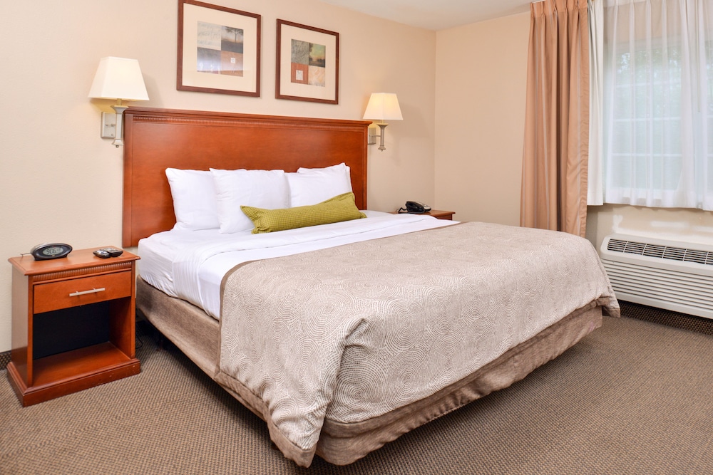Candlewood Suites Lafayette- River Ranch 17/58