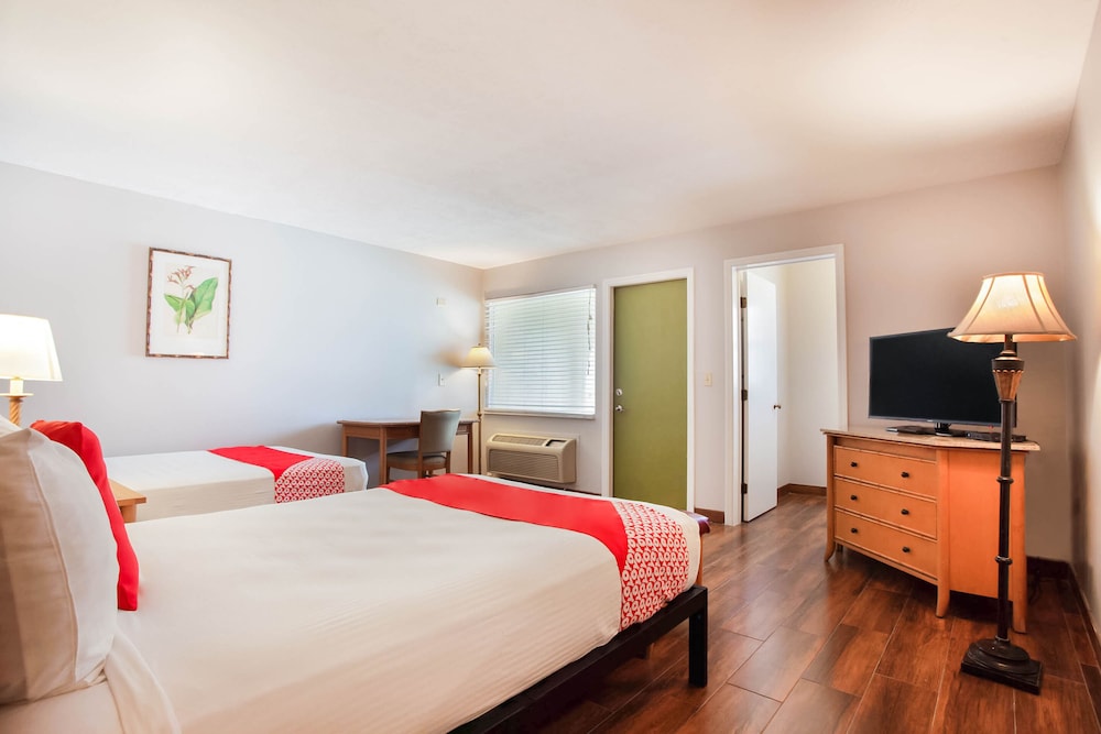 OYO Waterfront Hotel Cape Coral/Fort Myers, FL 13/51