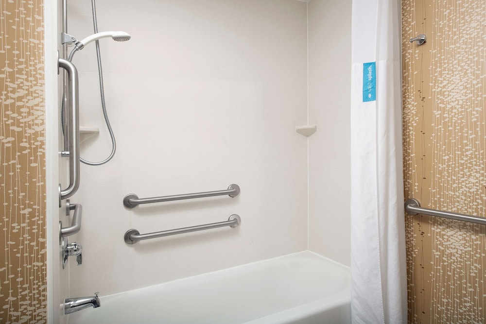 غرفة بسرير كينج لذوي الإعاقة، Hampton Inn Suites Alpharetta Ga 2/2