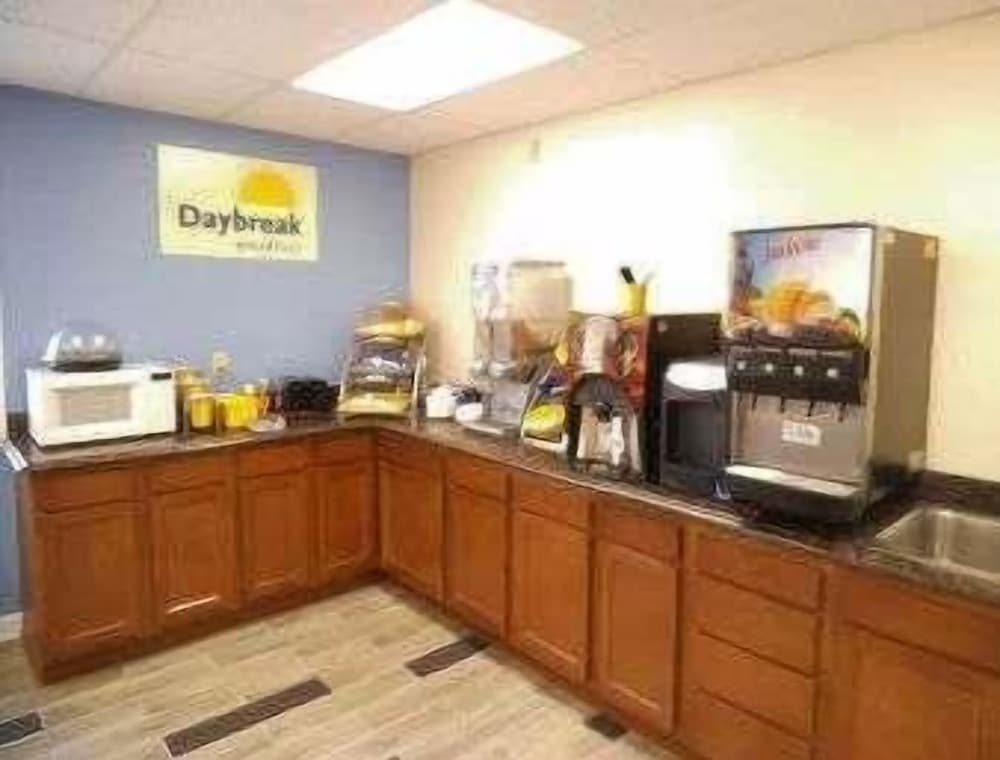 Days Inn by Wyndham West Branch Iowa City Area 4/42