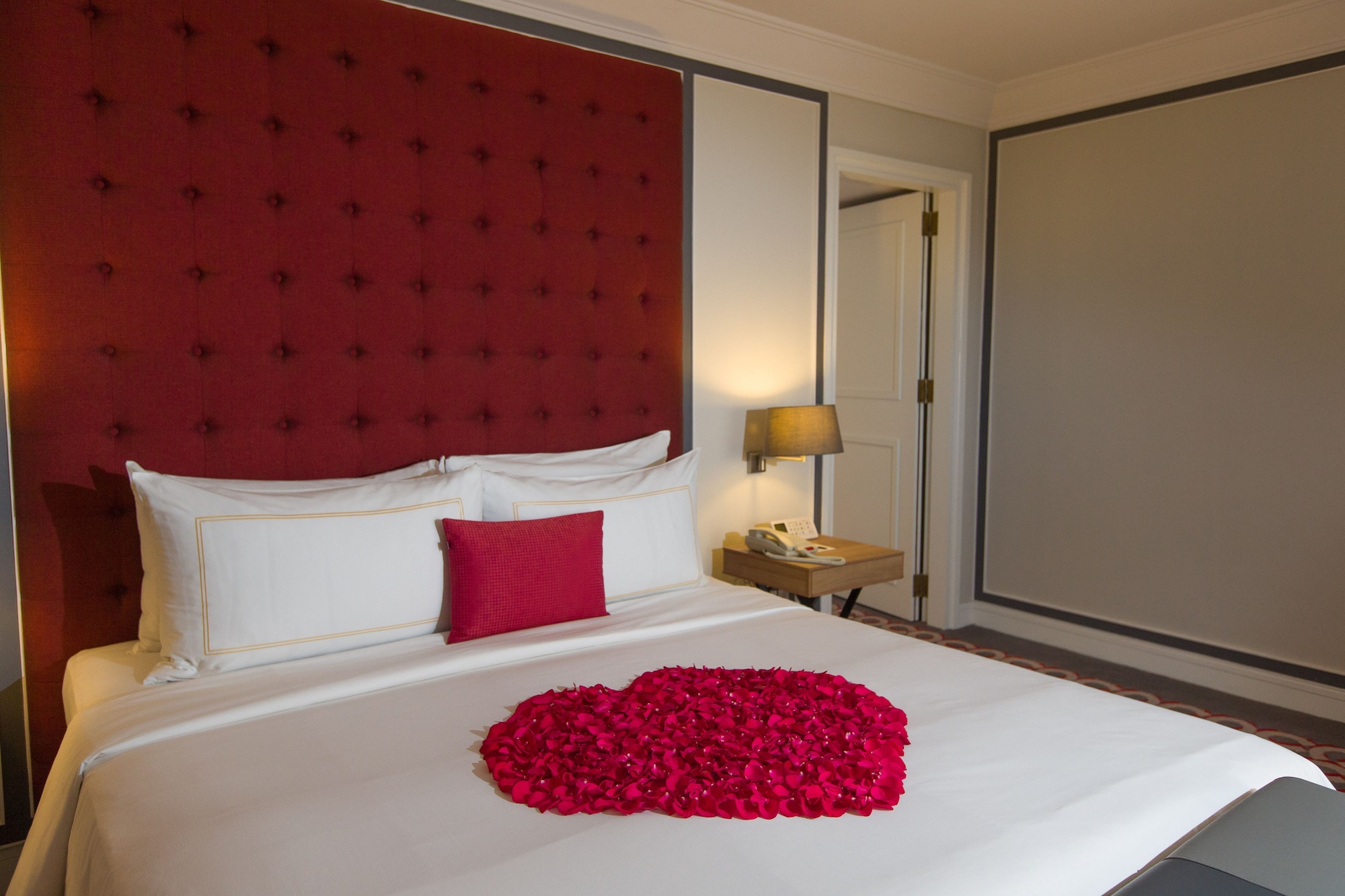 EXECUTIVE, SUITE, KING BED