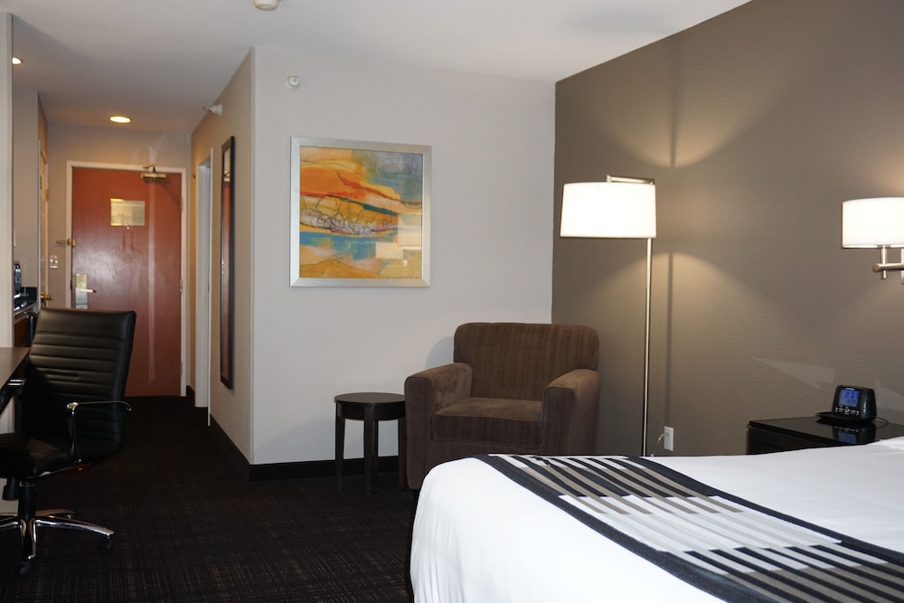 Wingate by Wyndham Columbia 4/32