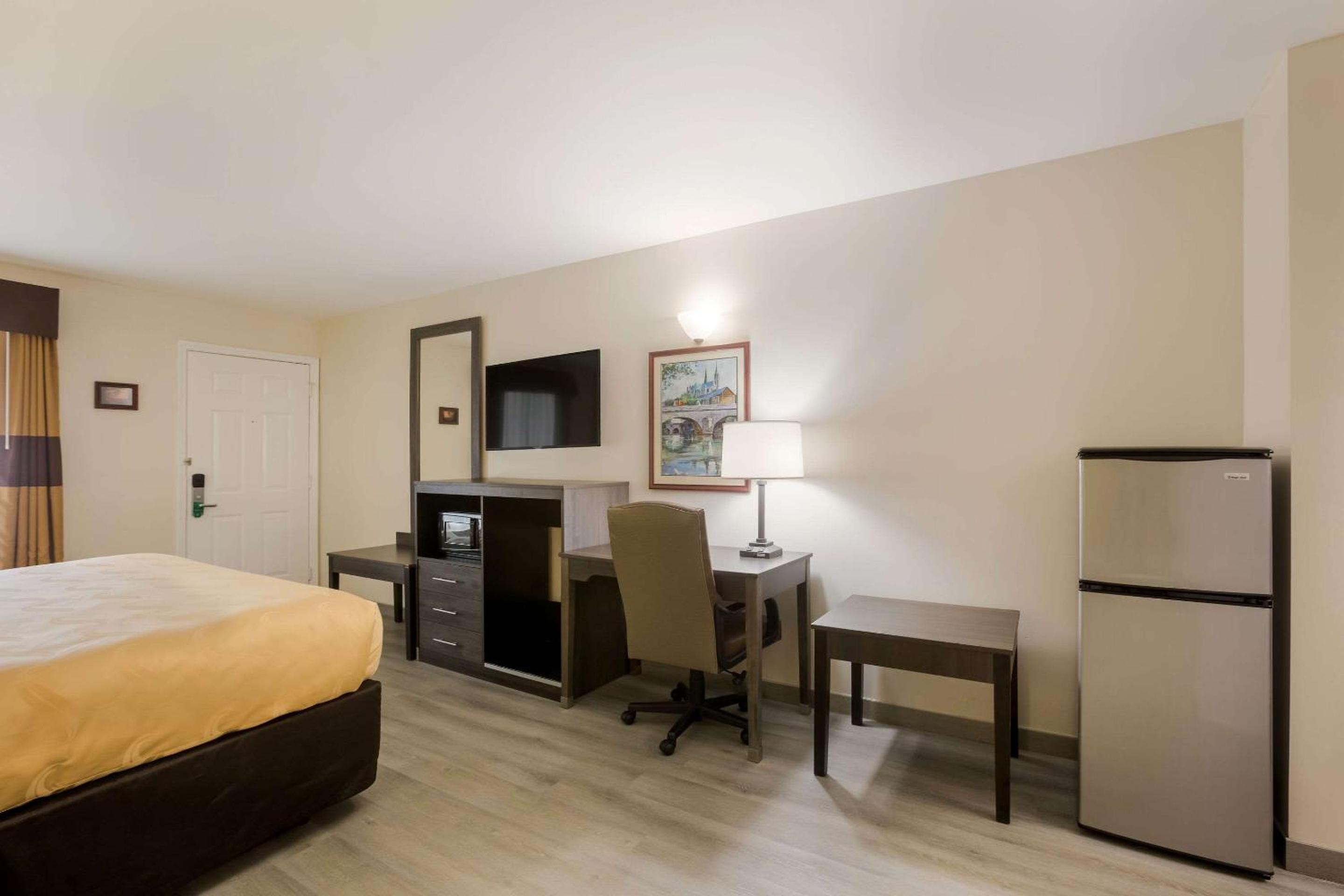 Room, King Bed, Exterior Entrance, Smoking