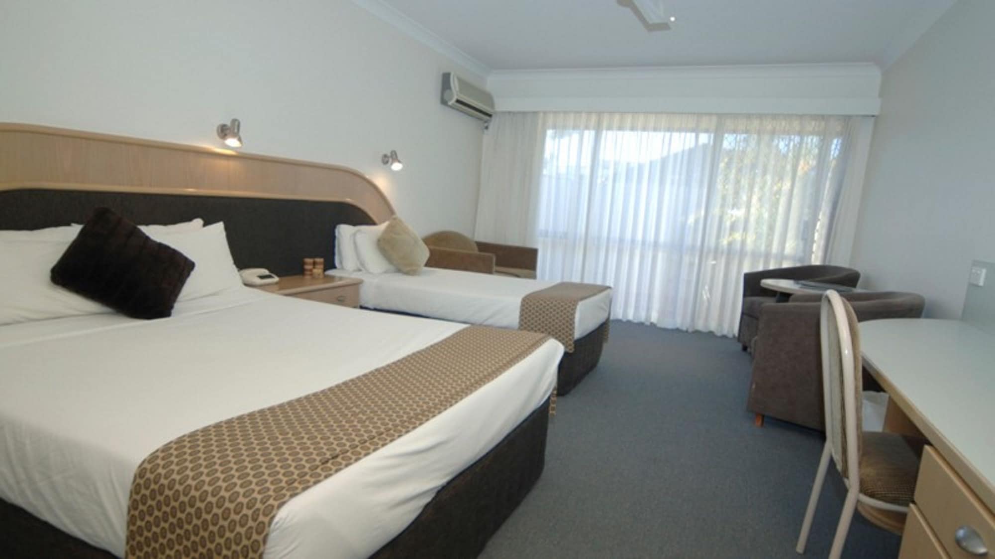 DELUXE, TWIN BEDS