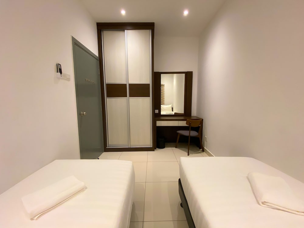 AZ HOTEL & SERVICED APARTMENTS 8/36