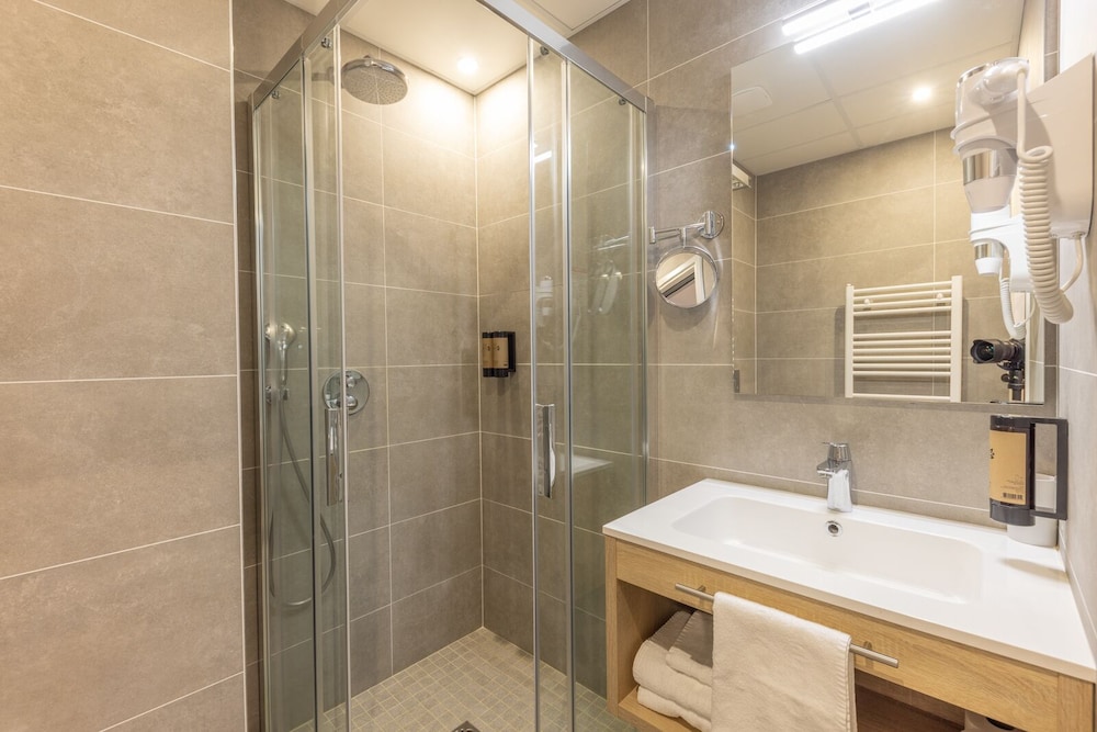 ROOM, SINGLE