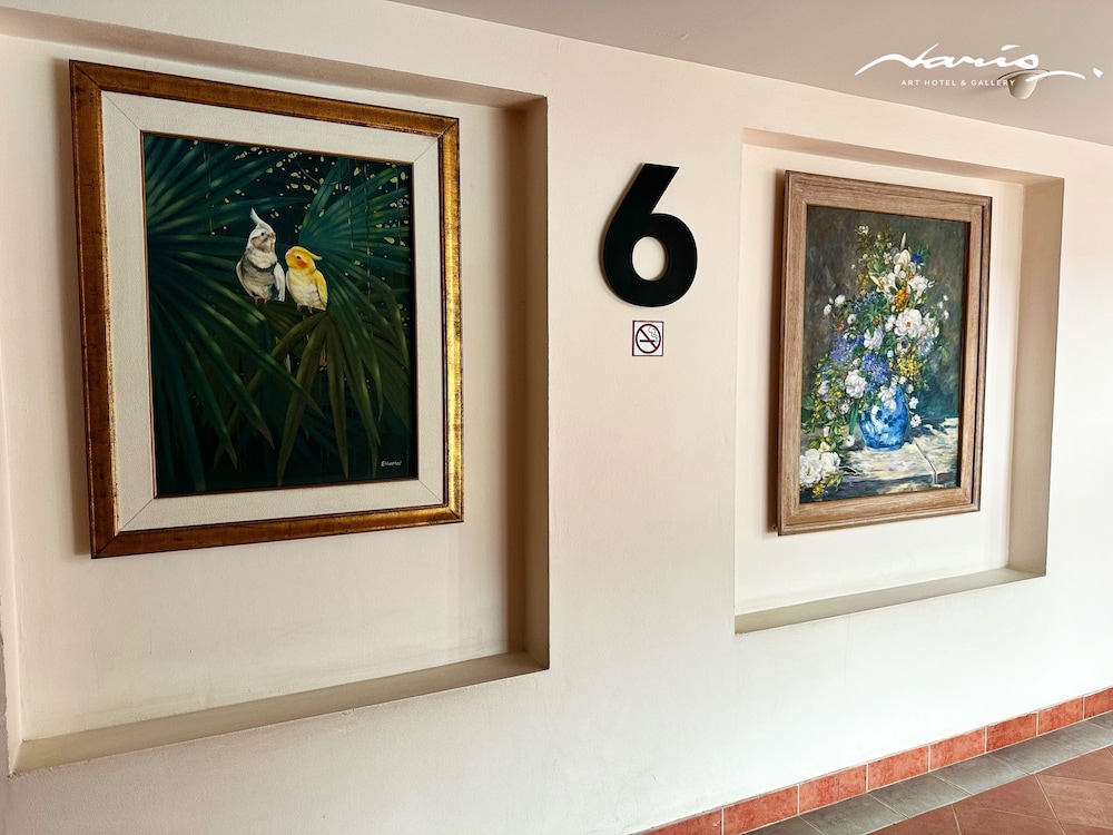 NARIS ART HOTEL 33/55