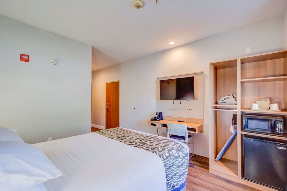 Microtel Inn Suites By Wyndham Zephyrhills 23/48