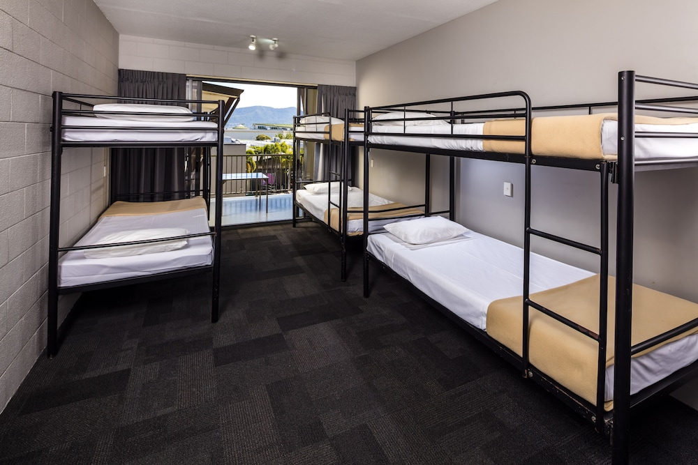 Gilligan S Backpackers Hotel Resort Cairns 18/65