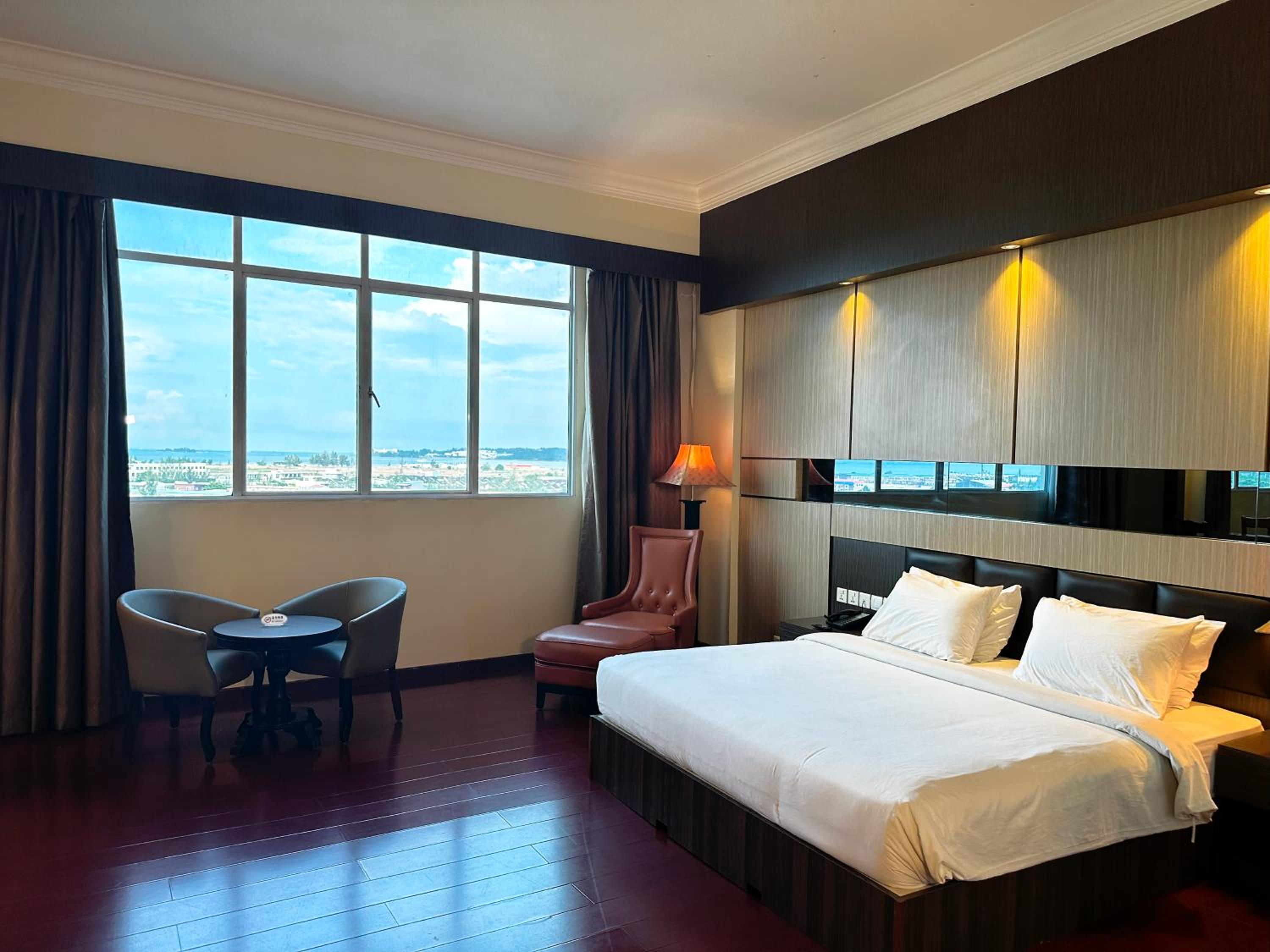 Deluxe, Double or Twin Bed, Golden View Hotel Batam 6/10
