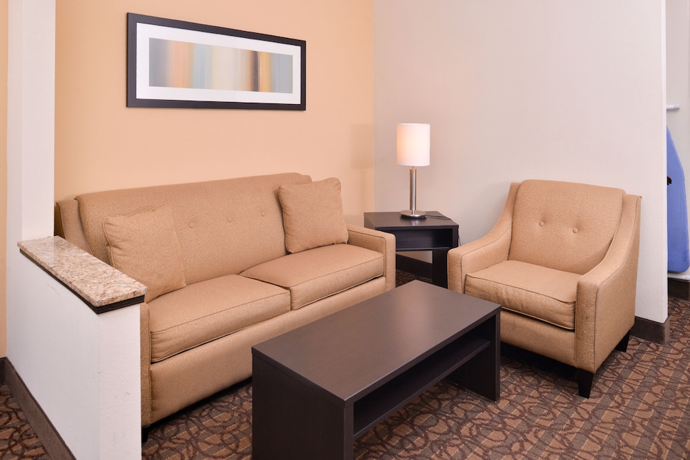 Holiday Inn Express Hotel and Suites Topeka West I-70 Wanamaker 42/62