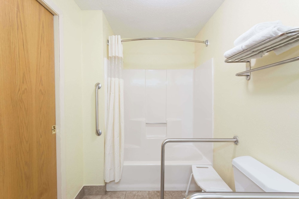 Days Inn Suites By Wyndham Bloomington Normal Il 17/45