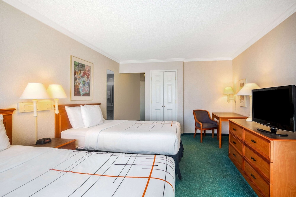 Days Inn by Wyndham Del Rio 12/55