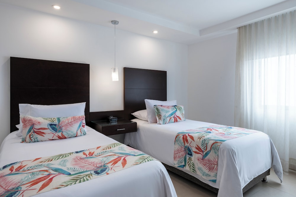 2 BEDROOMS, FAMILY SUITE, PARTIAL OCEAN VIEW, BALCONY