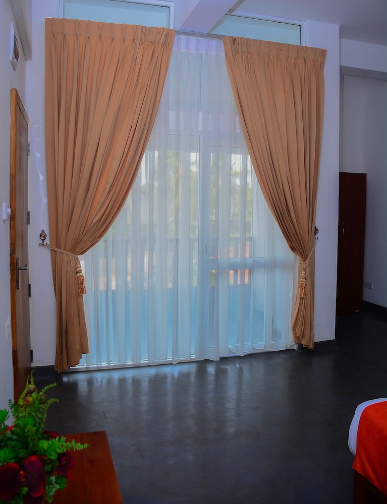 Hotel Star White Negombo 2/50