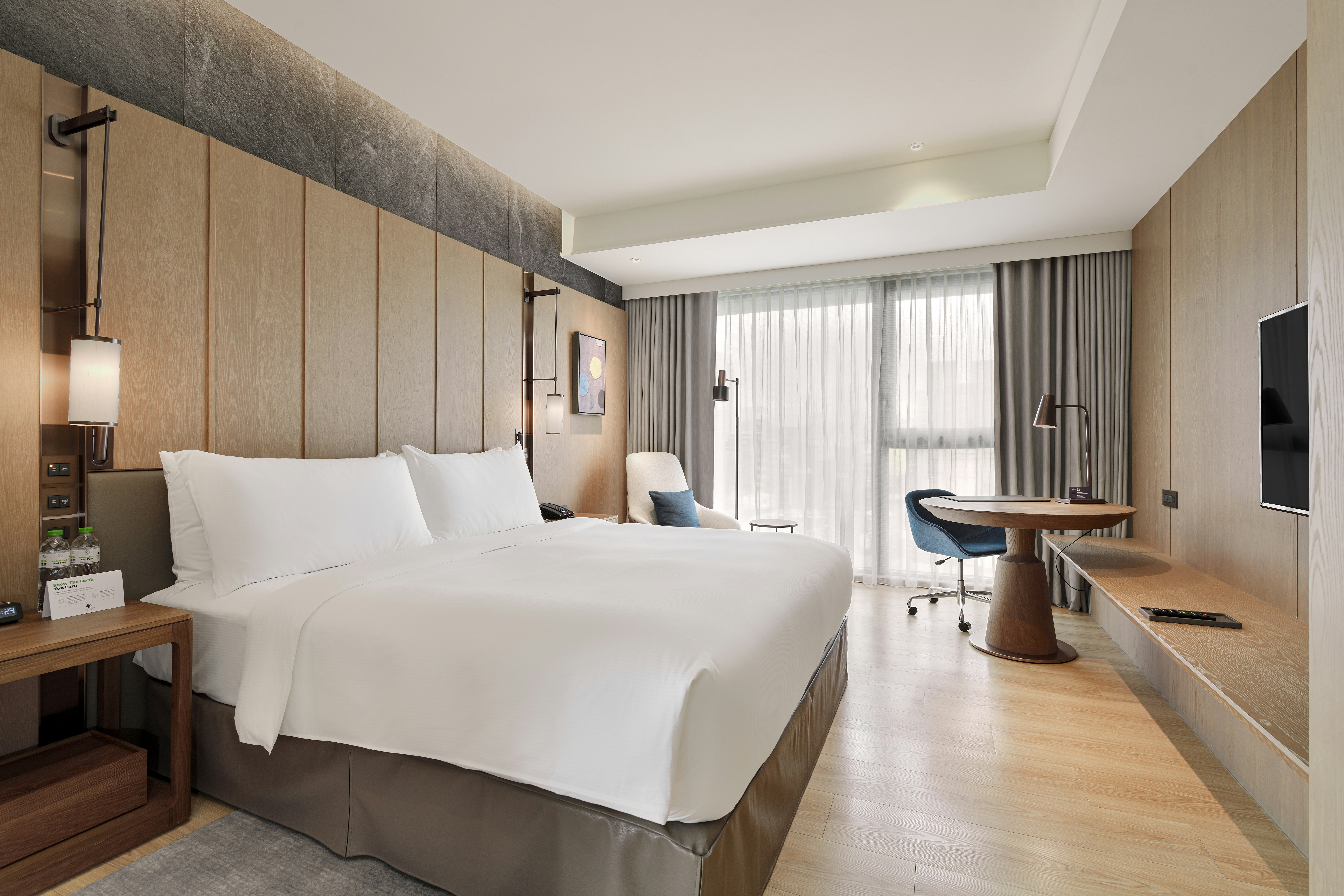 GUEST ROOM, KING BED
