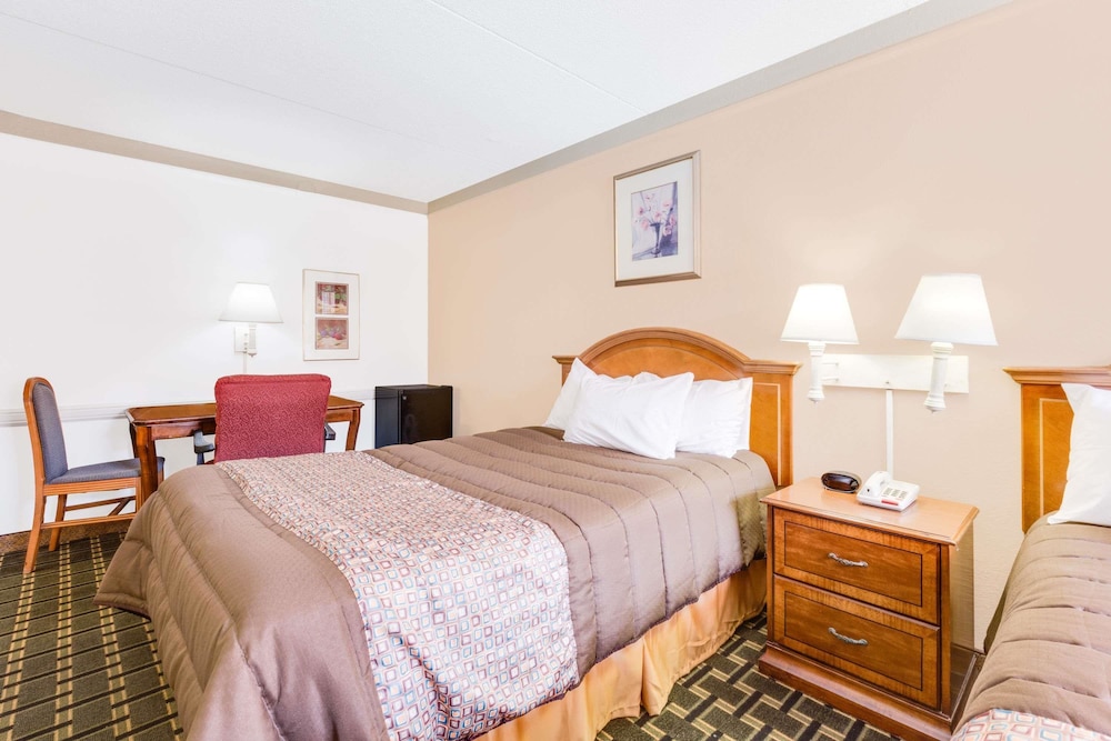 Days Inn By Wyndham Birmingham/West 19/32