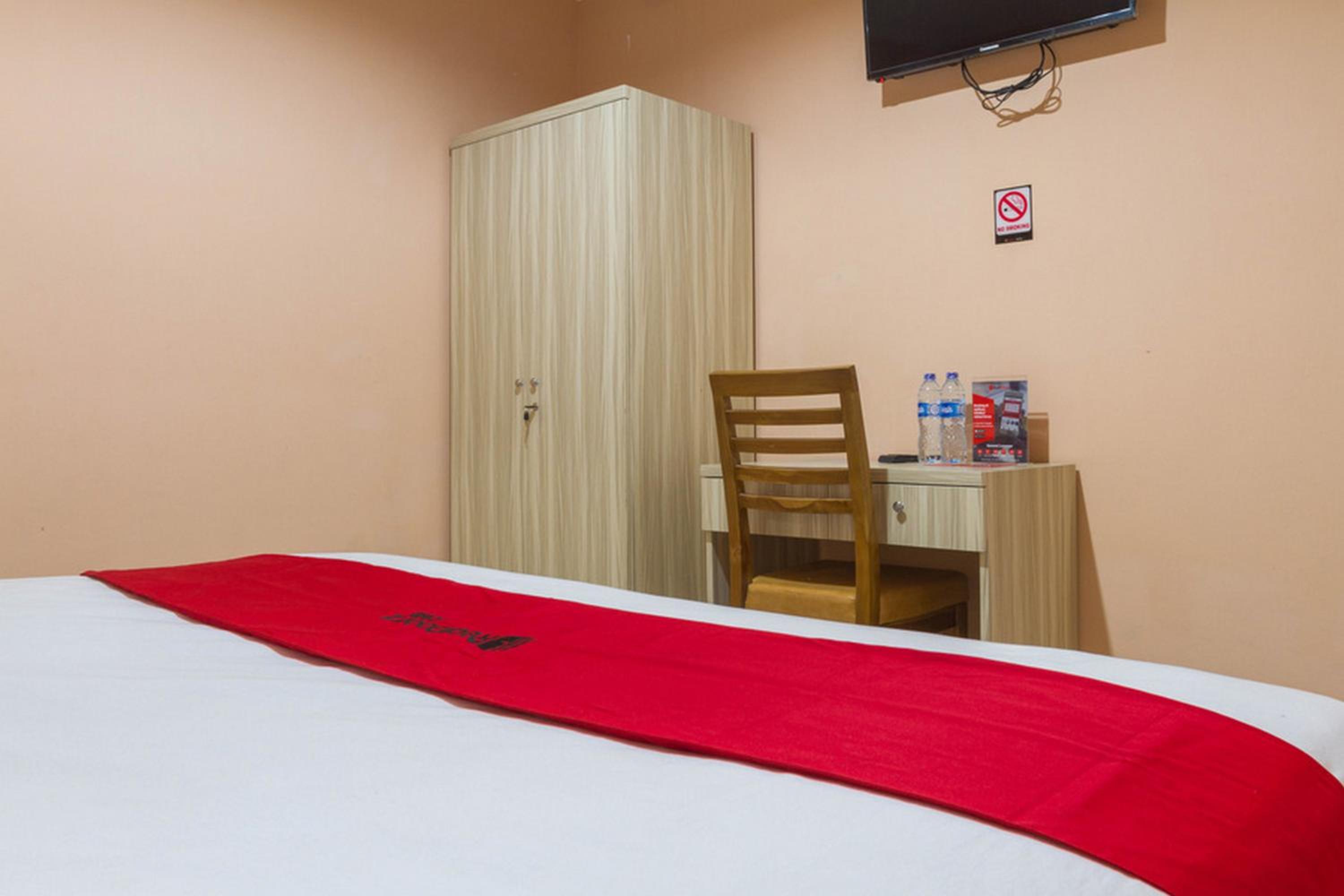 RedDoorz near Istana Plaza 2 20/50