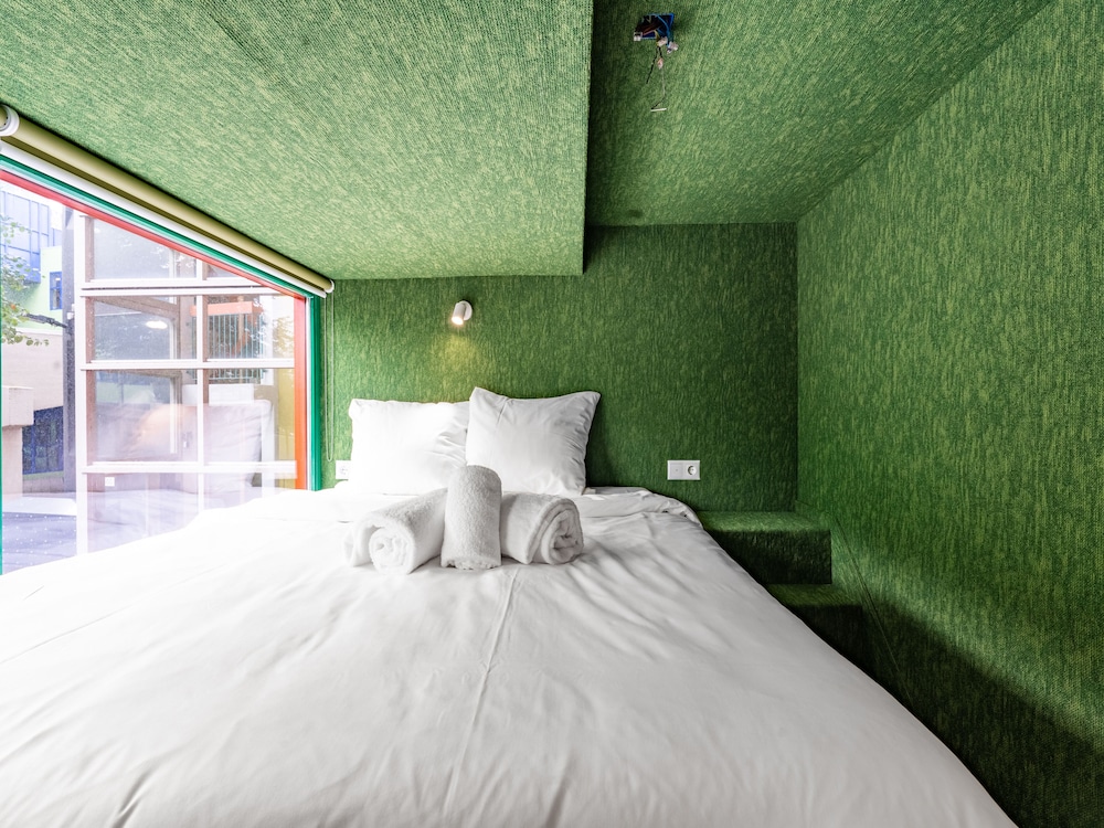 Party, Queen Bed, Shared Bathroom