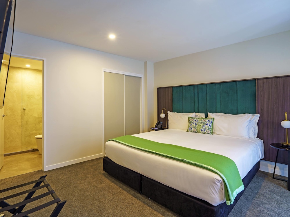 STUDIO, KING BED