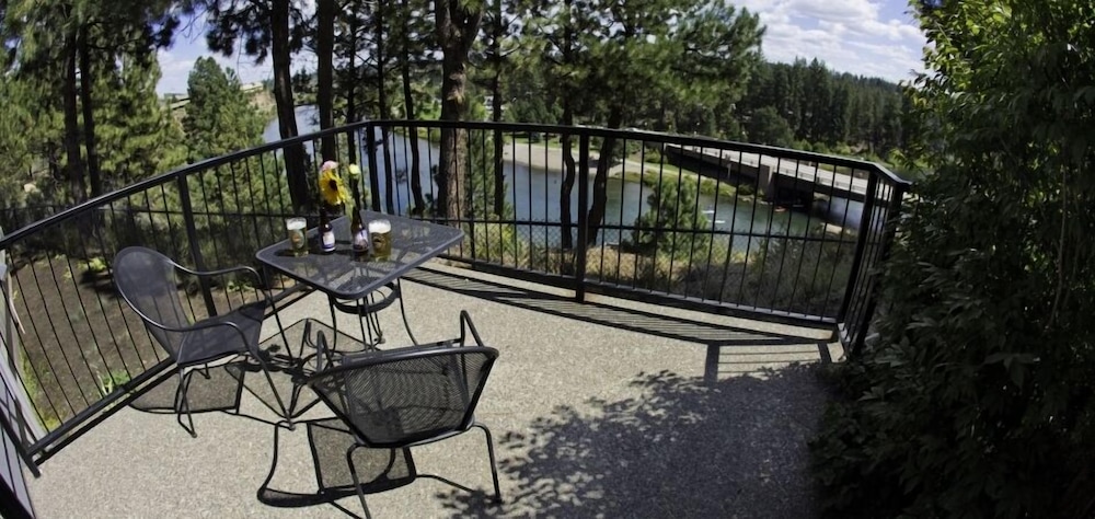 Pine Ridge Inn 5/37