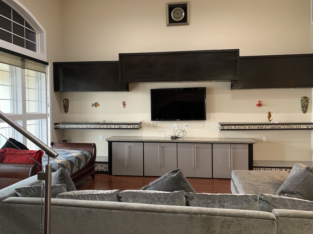 Blue Bay Inn Suites 25/34