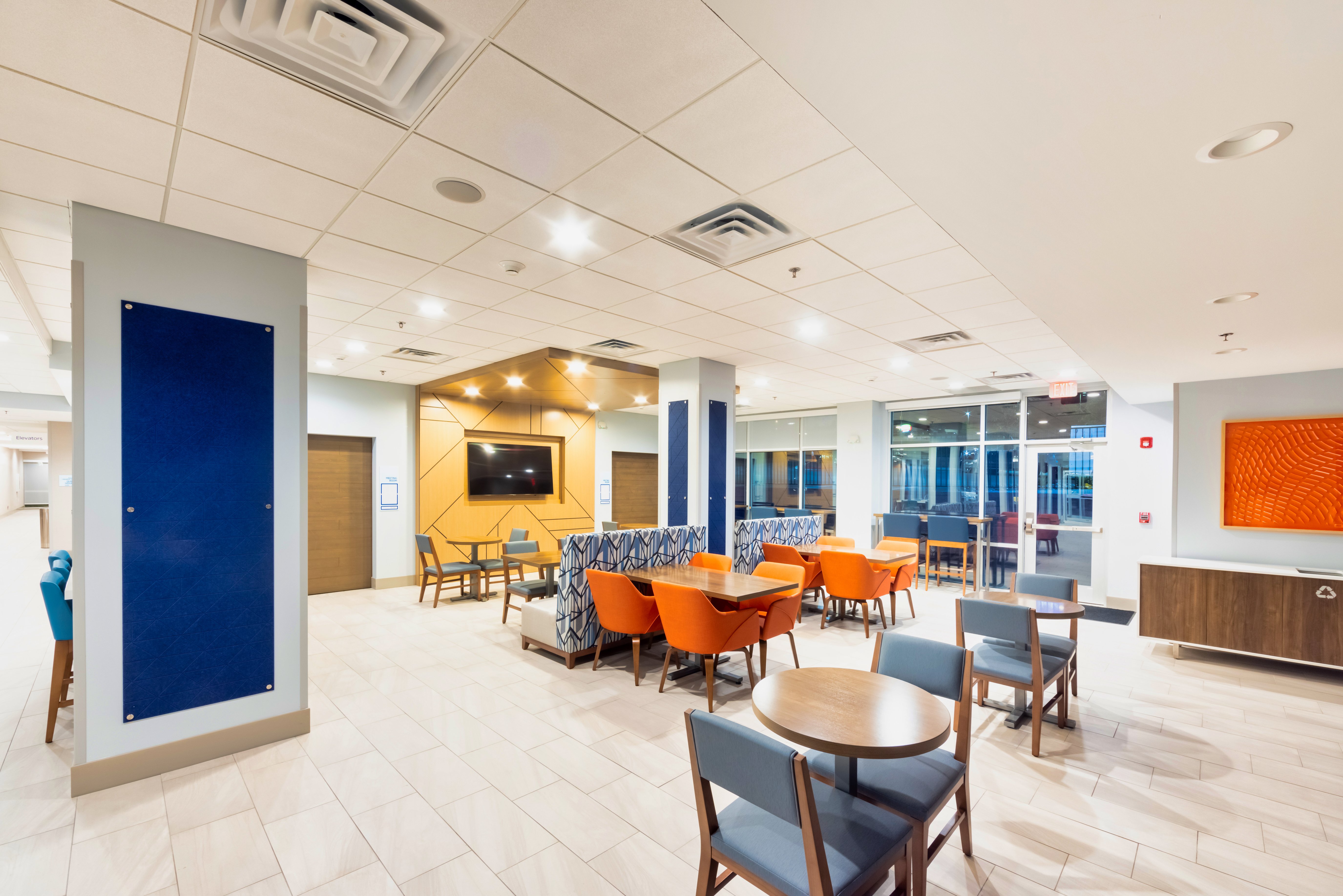 Holiday Inn Express Suites Harrisonburg University Area 40/54