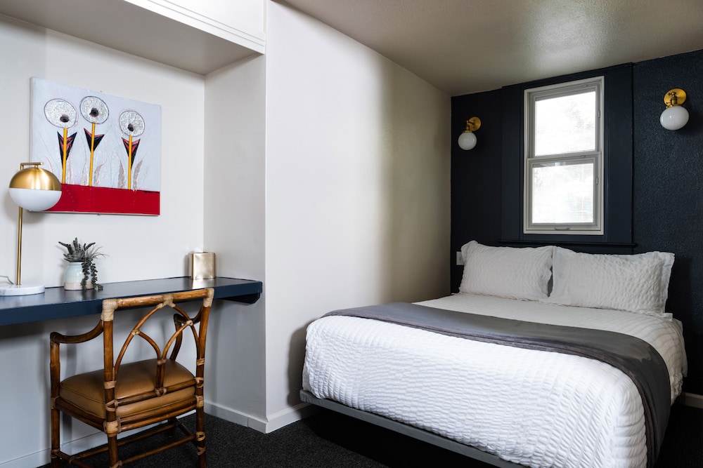 DELUXE, 2 QUEEN BEDS