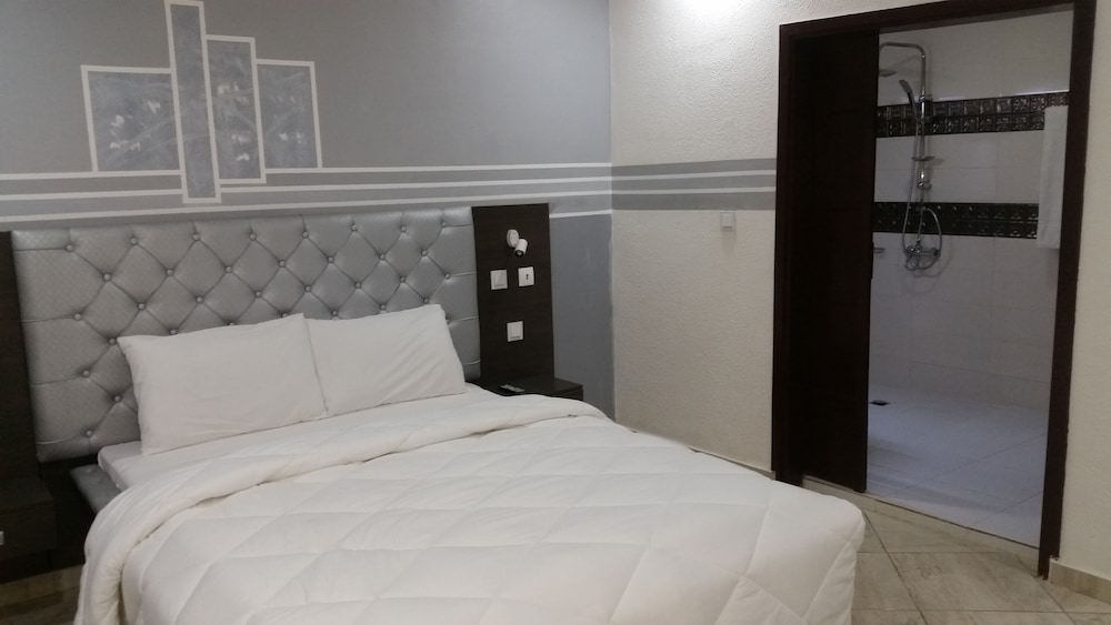 Eifell's Hotel's 7/35