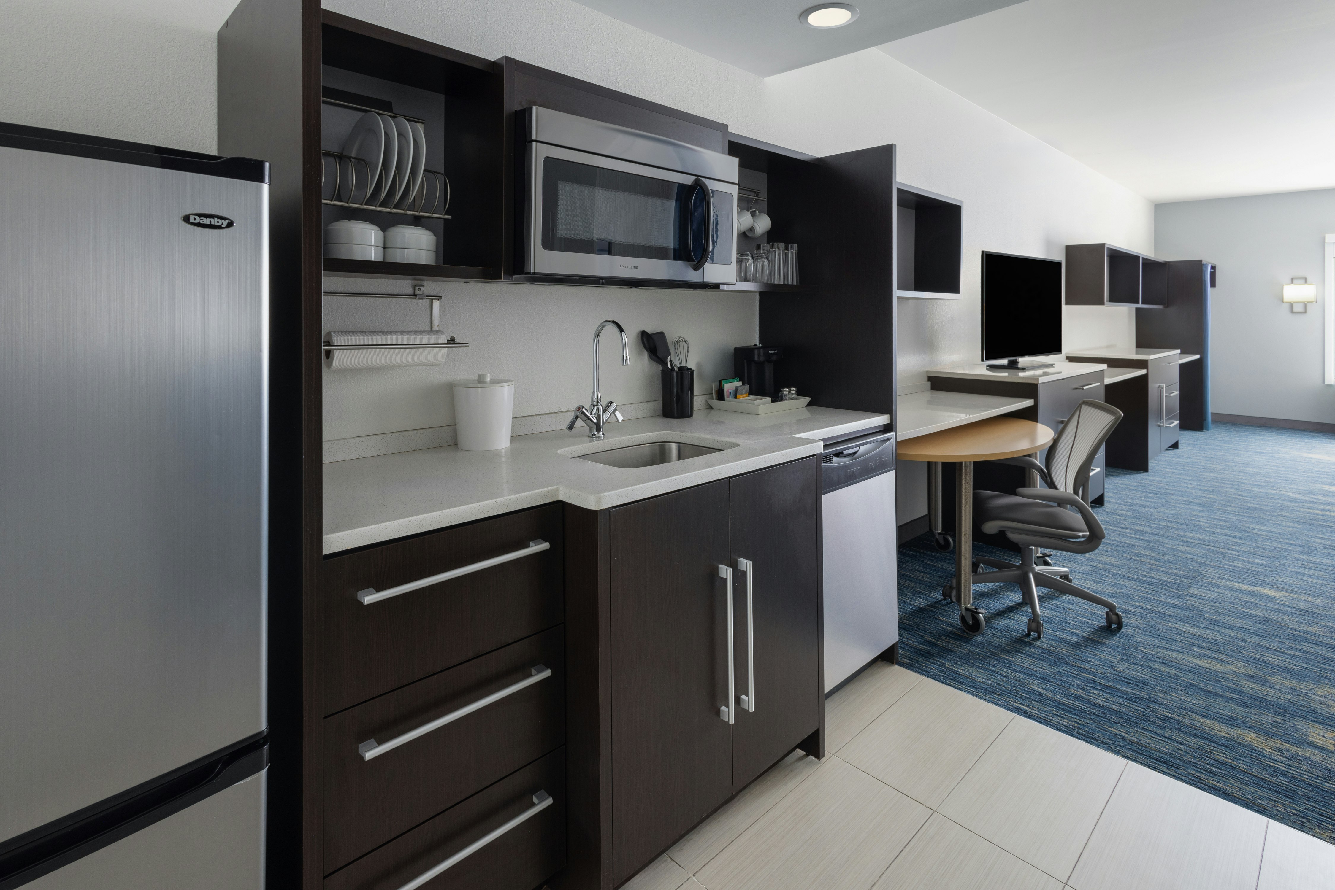 STUDIO, SUITE, KING BED