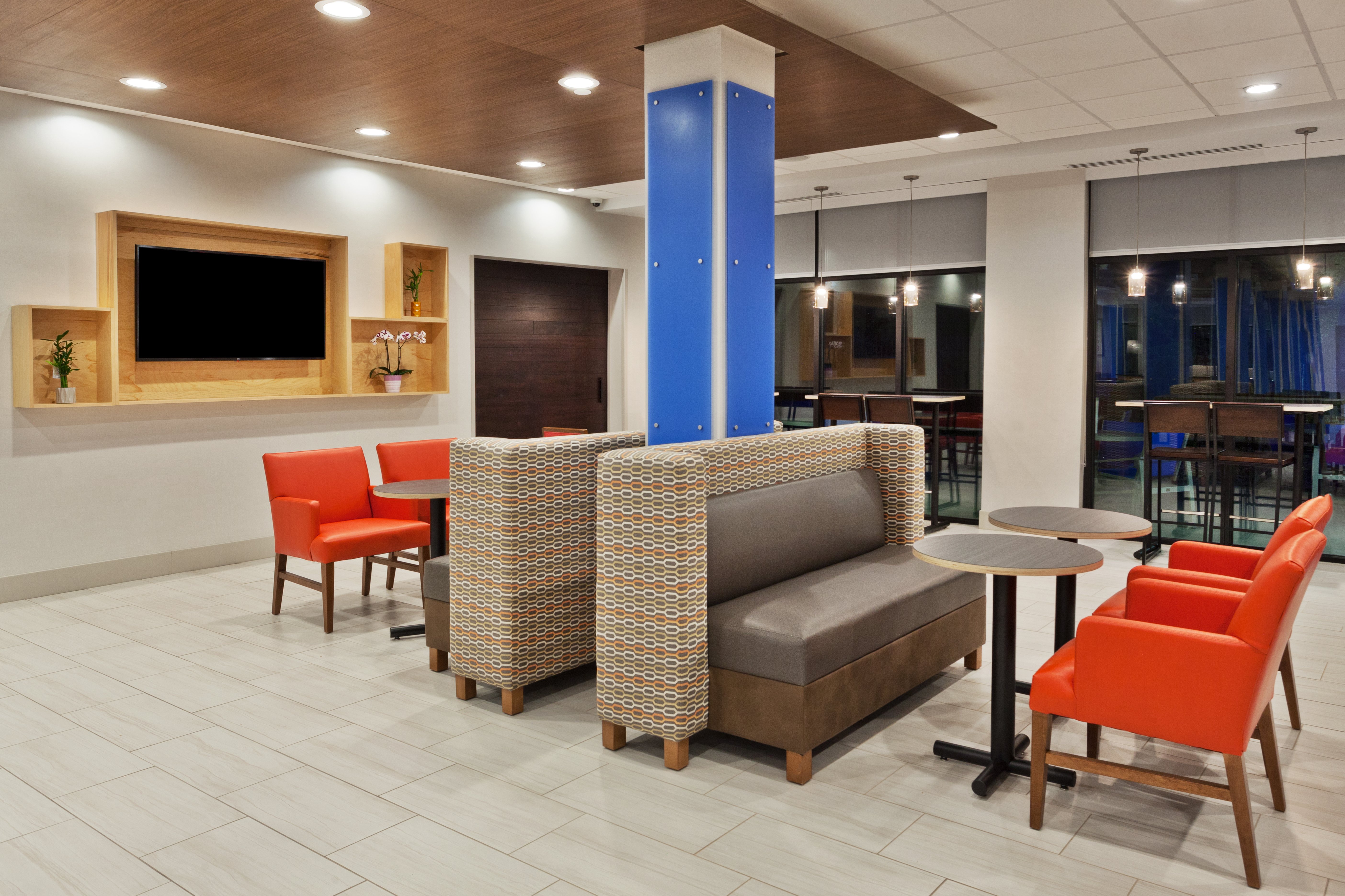 Holiday Inn Express & Suites Fayetteville 34/62