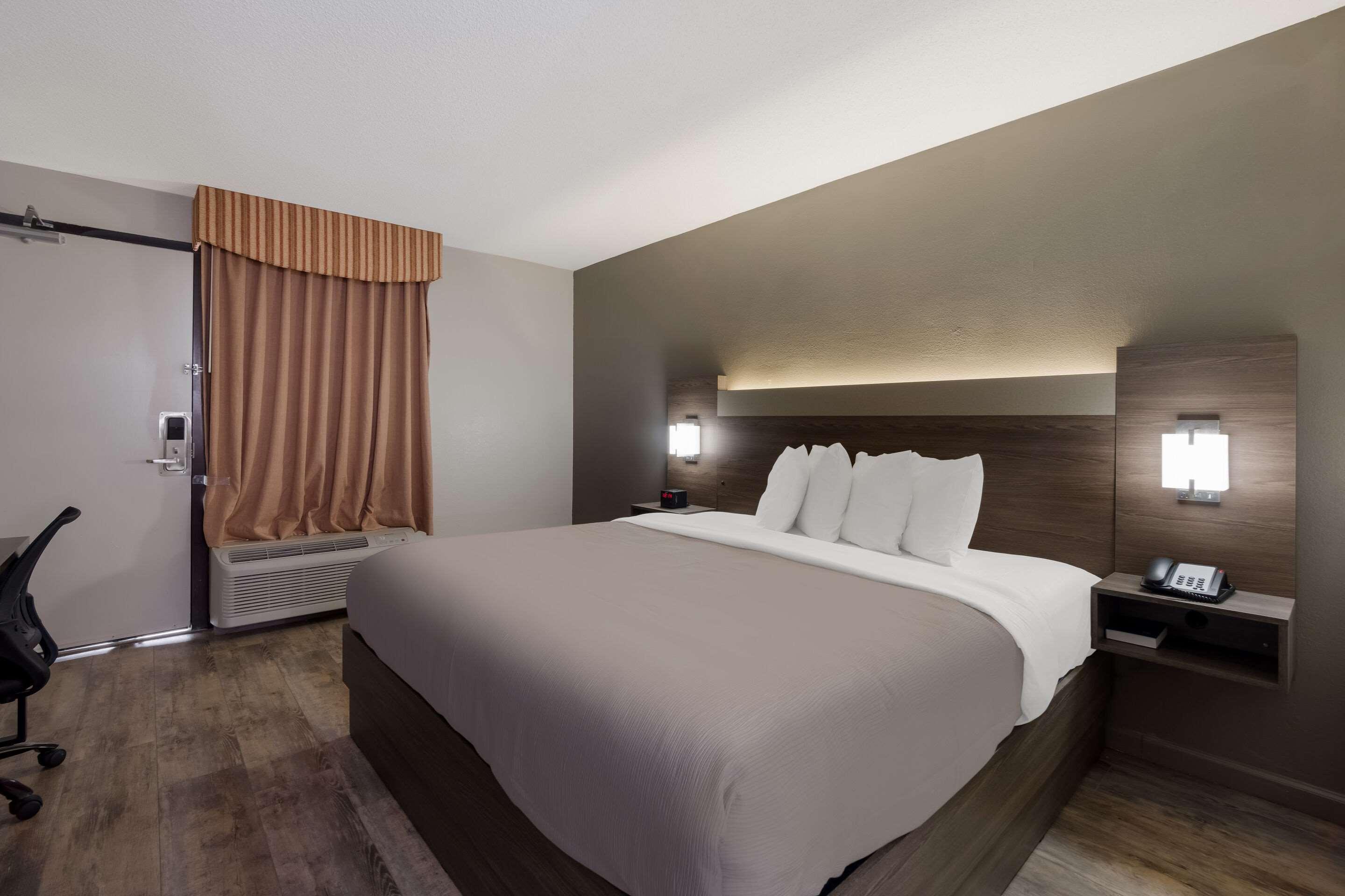 ROOM, KING BED