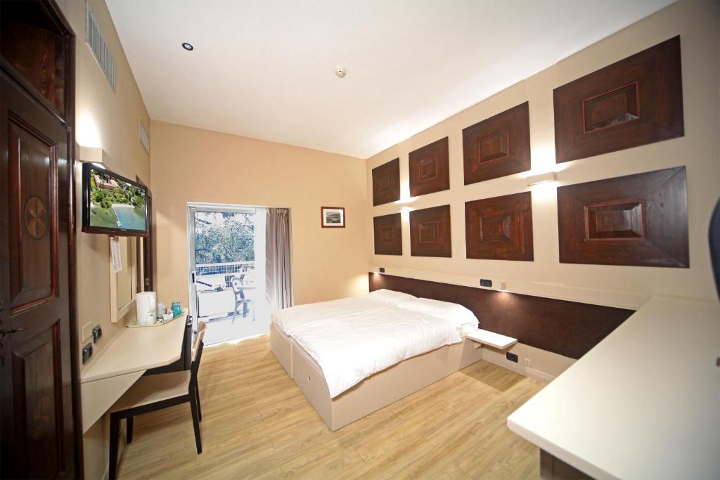 Room, Double or Twin Bed, Partial Lake View