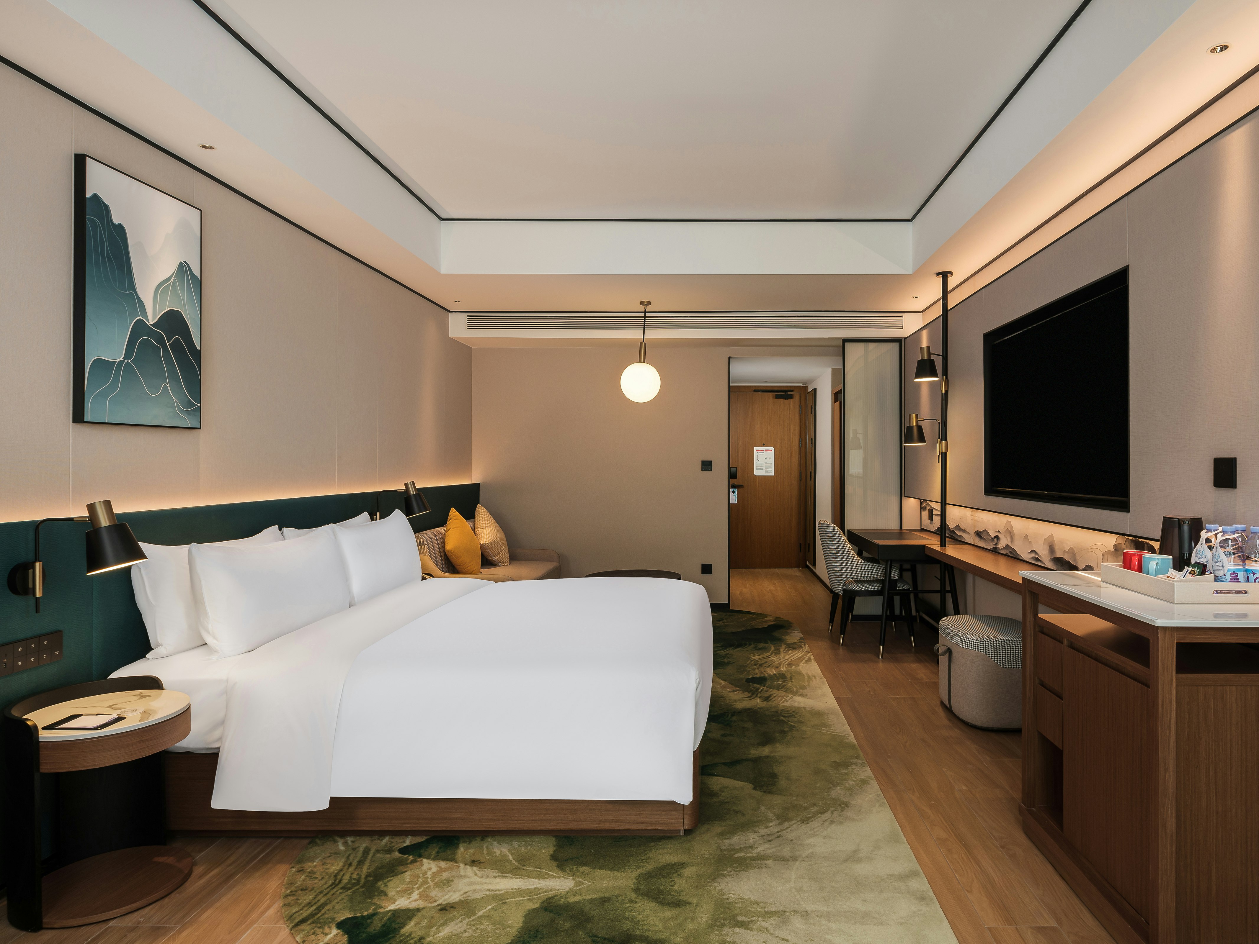 DELUXE, KING BED