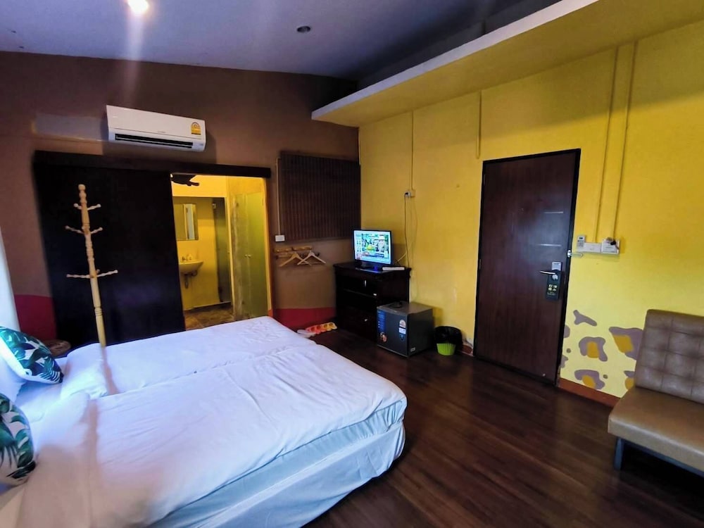 Around The World Bed and Breakfast - Hostel 16/50