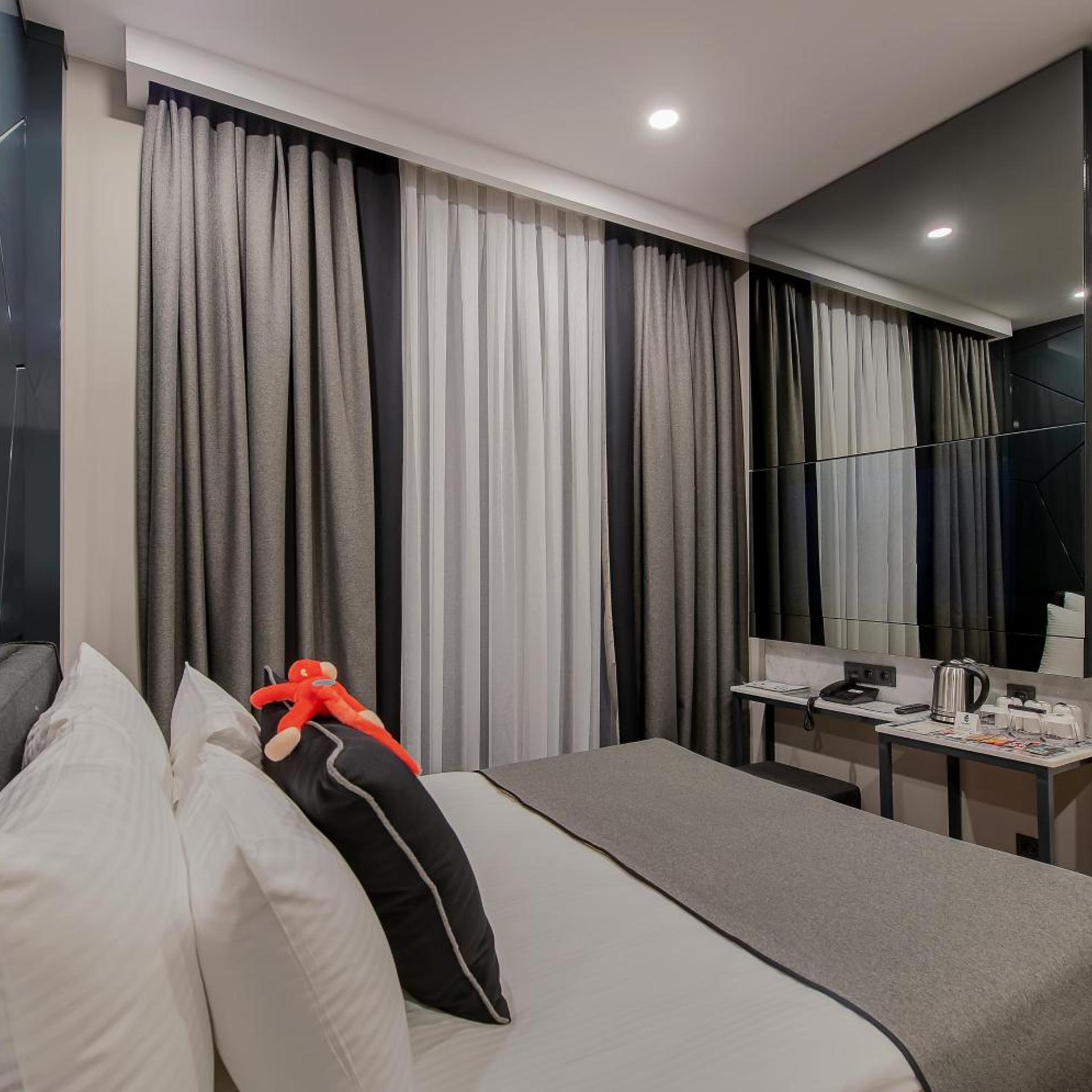 Deluxe, Double Bed, Lateral Side Sea View