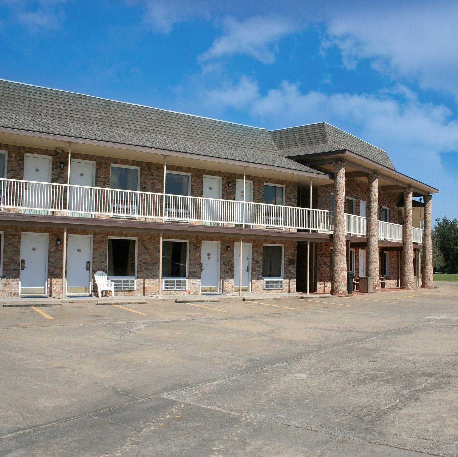 Lakeview Hotel 6/32