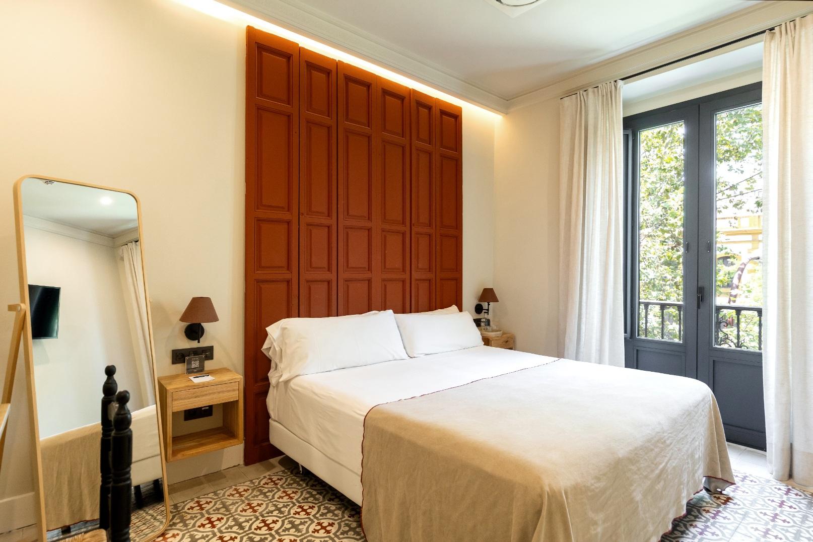 DELUXE, DOUBLE OR TWIN BED