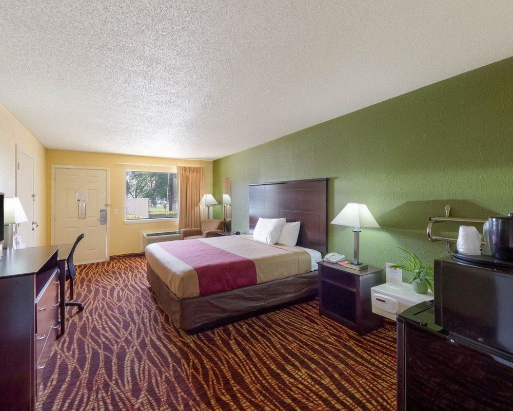 Econo Lodge Inn & Suites San Antonio near Frost Bank Center 7/25